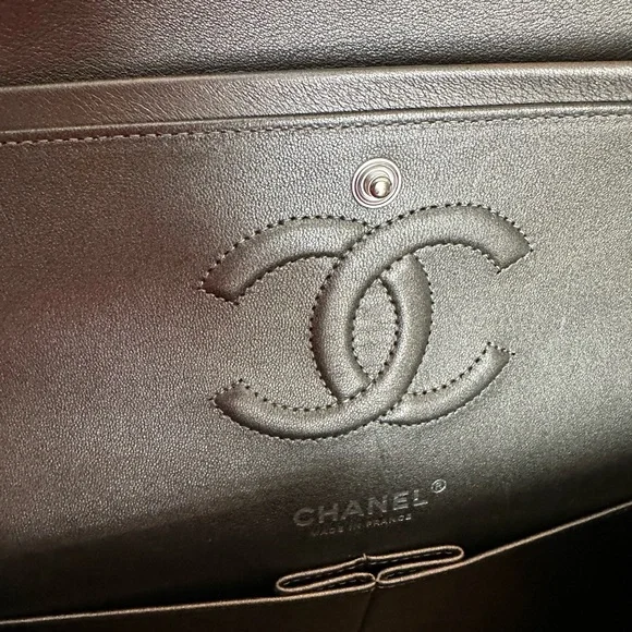 Like new Chanel medium classic flap Ruthenium! - Picture 4 of 5